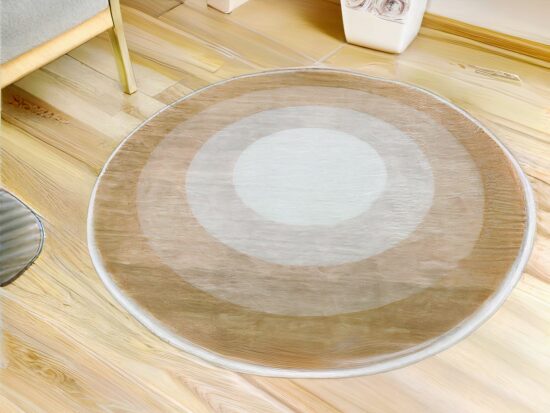 Tapis rond minimaliste pour chambre d'enfant. Bonne qualité et très confortable dans une maison