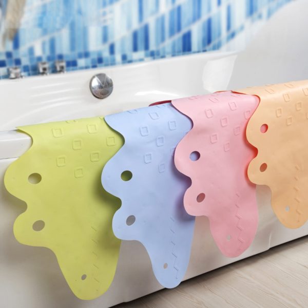 rebord de baignoire avec tapis de douche vert bleu blanc violet et jaune