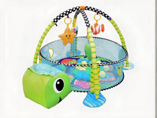 Petit parc pour enfant coloré et ludique avec une tête de tortue verte