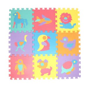 tapis puzzle multicolore illustré avec des animaux