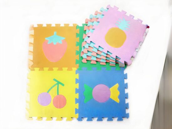 Un tapis puzzle multicolore avec des fruits en illustration