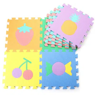 Un tapis puzzle multicolore avec des fruits en illustration