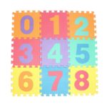 Un tapis puzzle multicolore avec des chiffres de 0 à 8