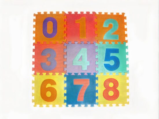 Un tapis puzzle multicolore avec des chiffres de 0 à 8