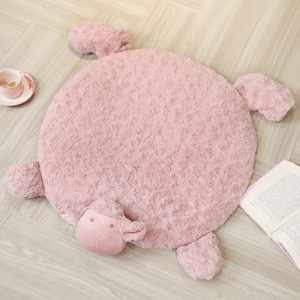 Tapis de jeu en forme de mouton mignon pour bébé. Bonne qualité, très confortable, couleur rose dans une maison