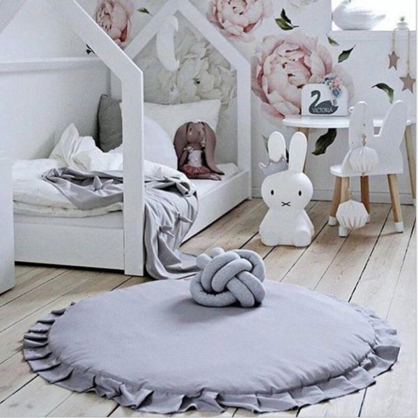tapis de sol pour bébé gris avec jouet et lit pour bébé en bois blanc