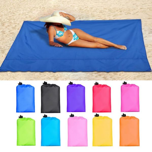 Tapis de plage étanche et portable, couverture de plage et pique-nique femme en maillot sur serviette
