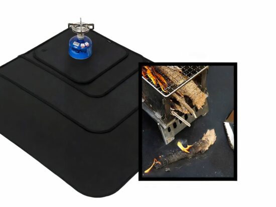 trois tapis de barbecue noir avec réchaud à gaz et briquet rouge allumé