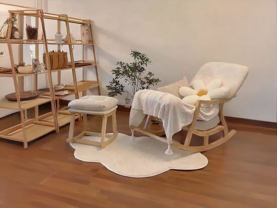 tapis blanc en forme de nuage chaise et fauteuil en bois plante verte et étagère