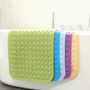 rebord de baignoire avec tapis de douche vert bleu blanc violet et jaune