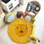 un tapis rond tête de lion avec une peluche girafe un fauteuil en rotin et des jouets pour enfants