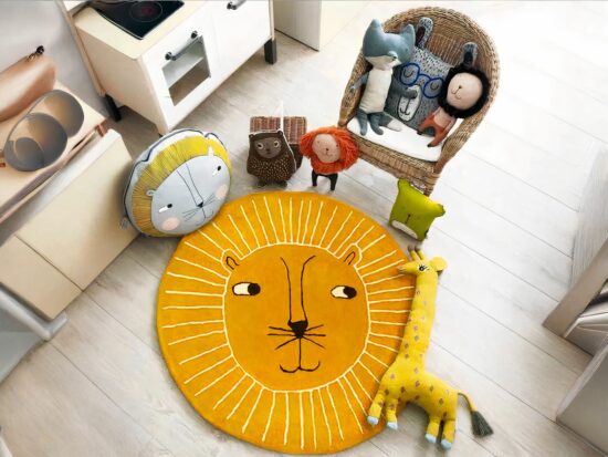 un tapis rond tête de lion avec une peluche girafe un fauteuil en rotin et des jouets pour enfants