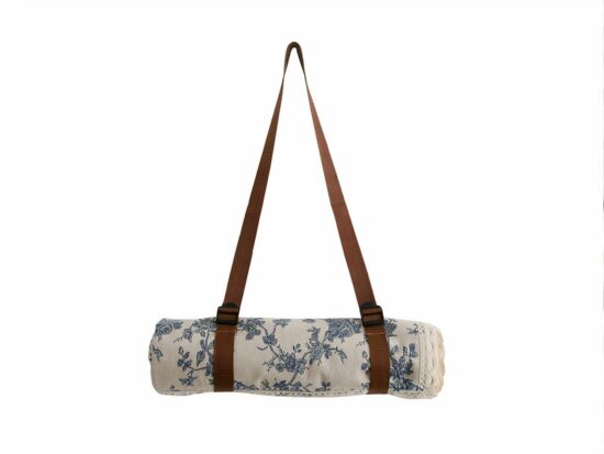 Tapis blanc illustré de petites fleurs bleu avec une anse en simili cuir