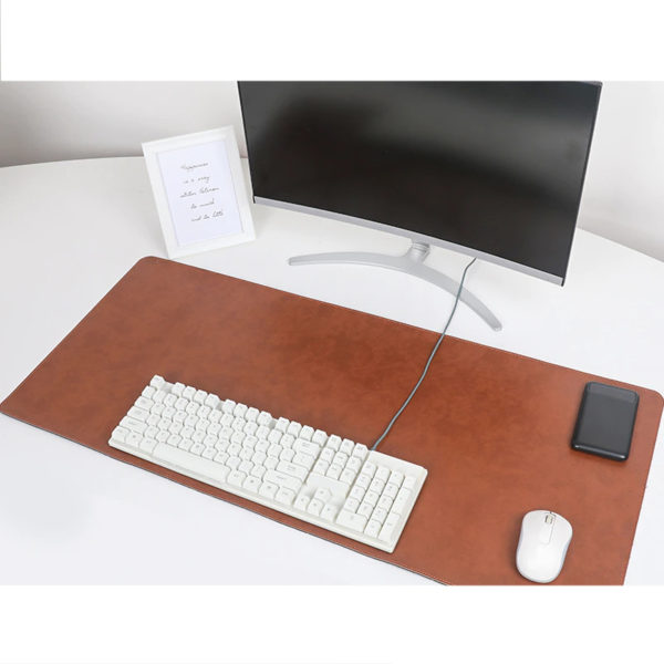 tapis de souris en cuit marron avec clavier et écran d'ordinateur