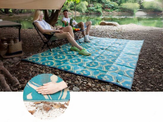 tapis de terrasse bleu avec motifs ronds , terrasse avec rembarde blanche et fauteuil à bascule