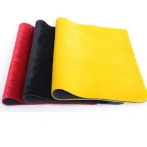 Tapis de jeu de carte coloré , un jaune, un noir et un rouge