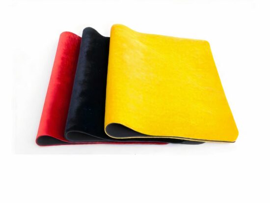 Tapis de jeu de carte coloré , un jaune, un noir et un rouge