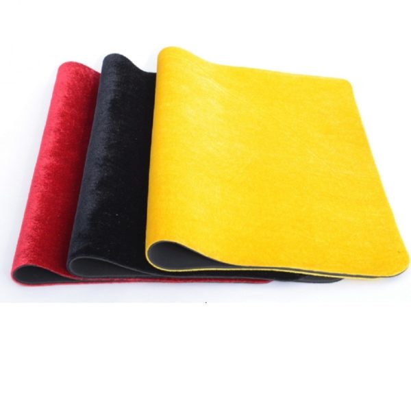 Tapis de jeu de carte coloré , un jaune, un noir et un rouge