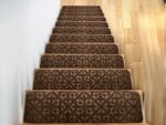 Tapis à motif auto-adhésif doux pour escaliers. Bonne qualité et très à la mode pour escalier dans une maison