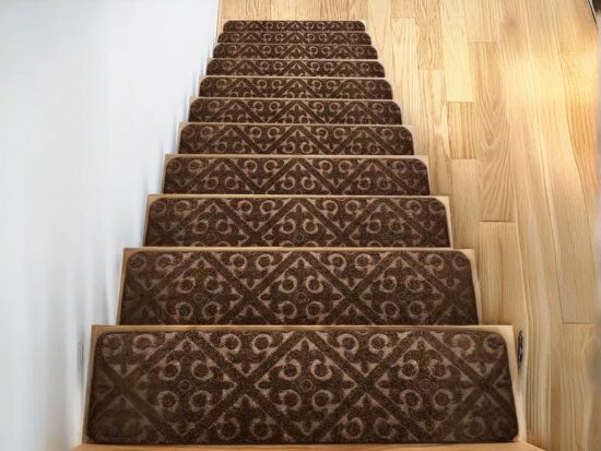 Tapis à motif auto-adhésif doux pour escaliers. Bonne qualité et très à la mode pour escalier dans une maison