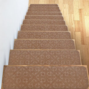 Tapis à motif auto-adhésif doux pour escaliers. Bonne qualité, très pratique sur une escalier dans une maison.