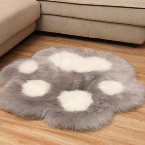 petit tapis en forme de patte de chat gris et blanc