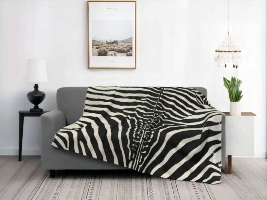 tapis en peau de zèbre sur canapé gris