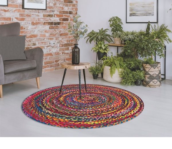 tapis africain coloré sur une table devant d'un canapé et des plantes