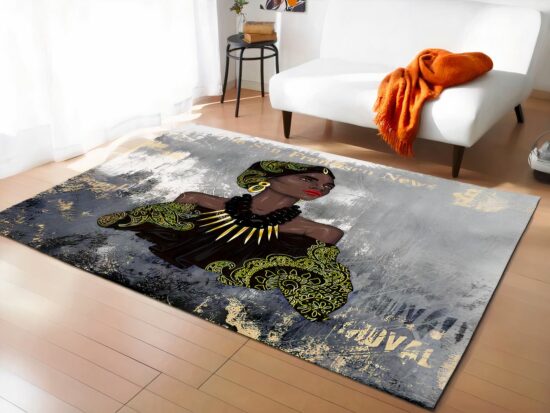 tapis africain avec femme dans un sallon devant un canapé blanc