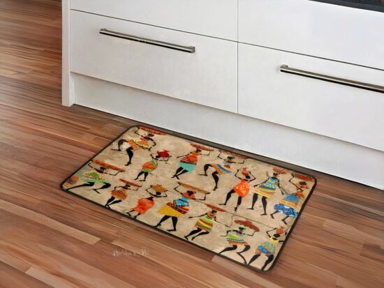 tapis africain femme trival devant un armoire blanc