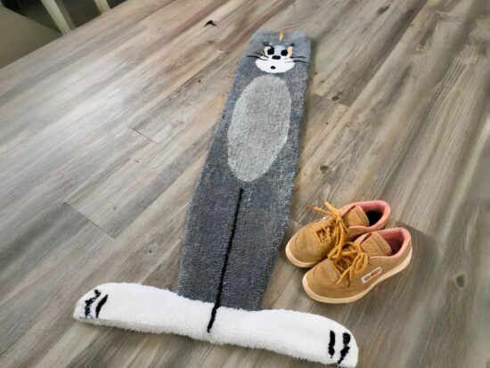 Tapis amusant en forme de chat et chaussures marrons