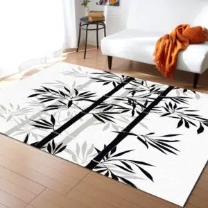 Tapis bambou noir et blanc dans un sallon devant un canapé blanc