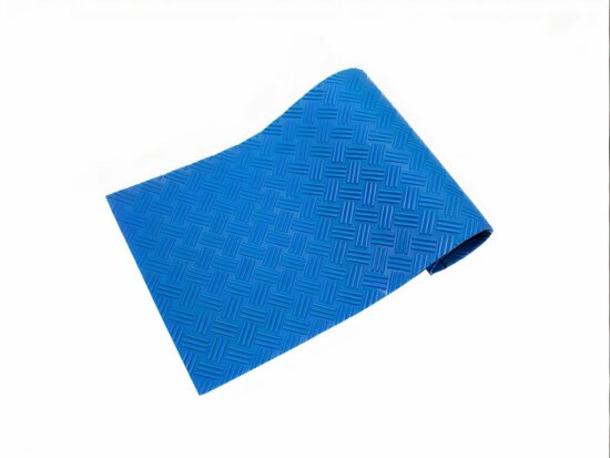 Tapis bleu de piscine enroulé
