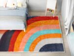 tapis arc en ciel avec lit et coussins