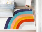 tapis arc en ciel avec lit et coussins