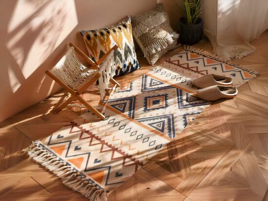 Tapis bohème coloré aux formes géométriques sous une chaise
