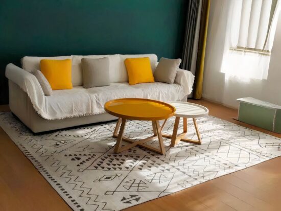 Tapis bohème décoratif aux formes géométriques sous une table et devant un canapé