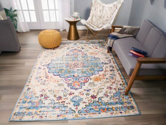 Tapis bohème ethnique a coté d'un canapé gris