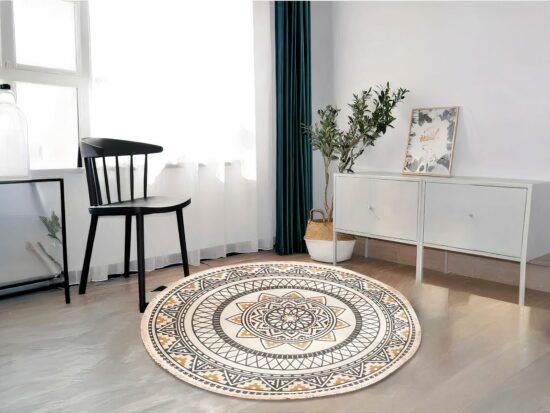 Tapis bohème rond mandala a coté d'une chaise et devant une fenetre