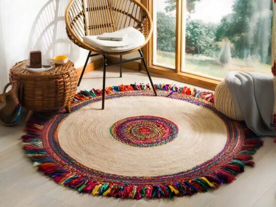 Tapis bohème rond réversible sous une chaise devant une fenetre