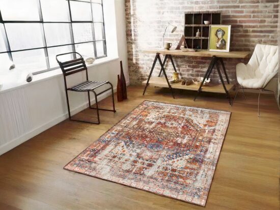 Tapis bohème style marocain a coté d'une chaise noire et d'une table