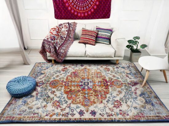 Tapis bohème style nordique dans un sallon devant un canapé