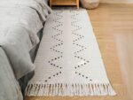 Tapis bohème style retro blanc a coté d'un lit