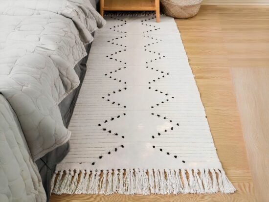 Tapis bohème style retro blanc a coté d'un lit