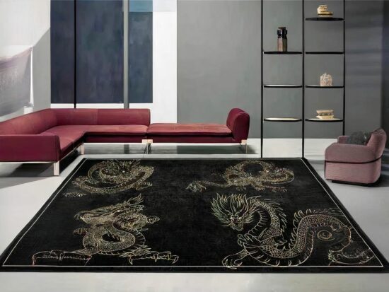 Tapis chinois dragons dorés avec un canapé rouge dans un sallon