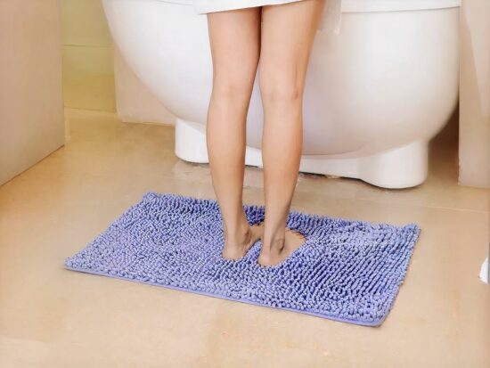 Tapis cocooning absorbant pour le bain violet devant la douche