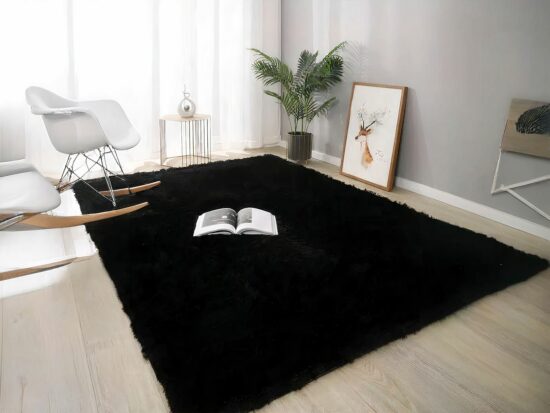 Tapis cocooning anti dérapant noir avec chaise blanche et plante verte