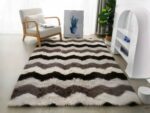 Tapis cocooning aux rayures avec chaise blanche et armoire