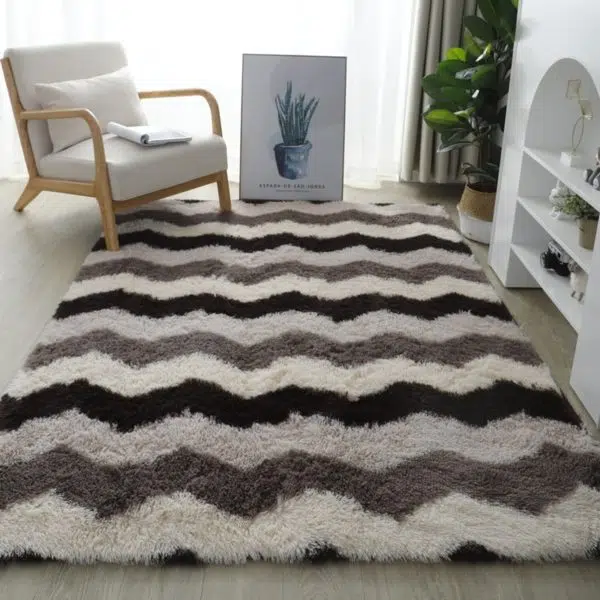 Tapis cocooning aux rayures avec chaise blanche et armoire