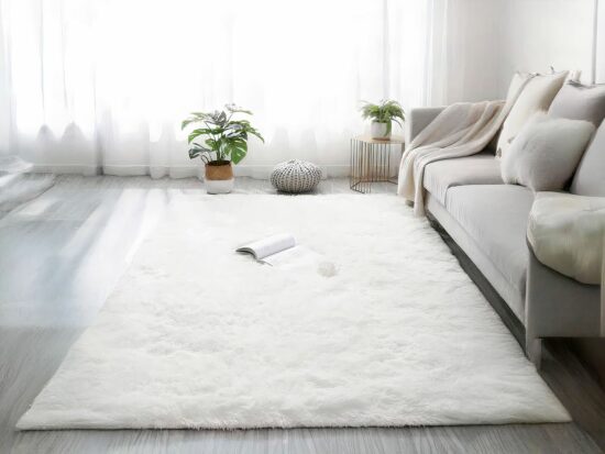 Tapis cocooning avec poils mignons et canapé dans un grand sallon